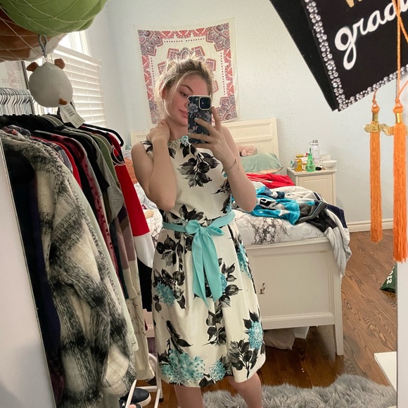 Formal dress - Picture 4 of 5